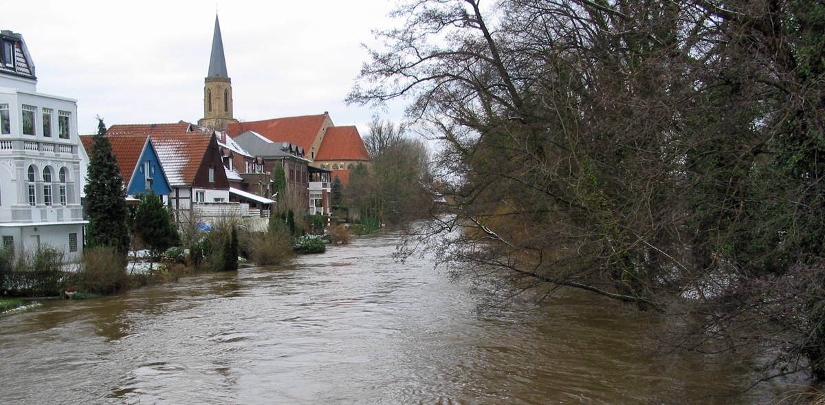 Hochwasser  31.12.2002 Ems mit Blick auf die Clemenskirche